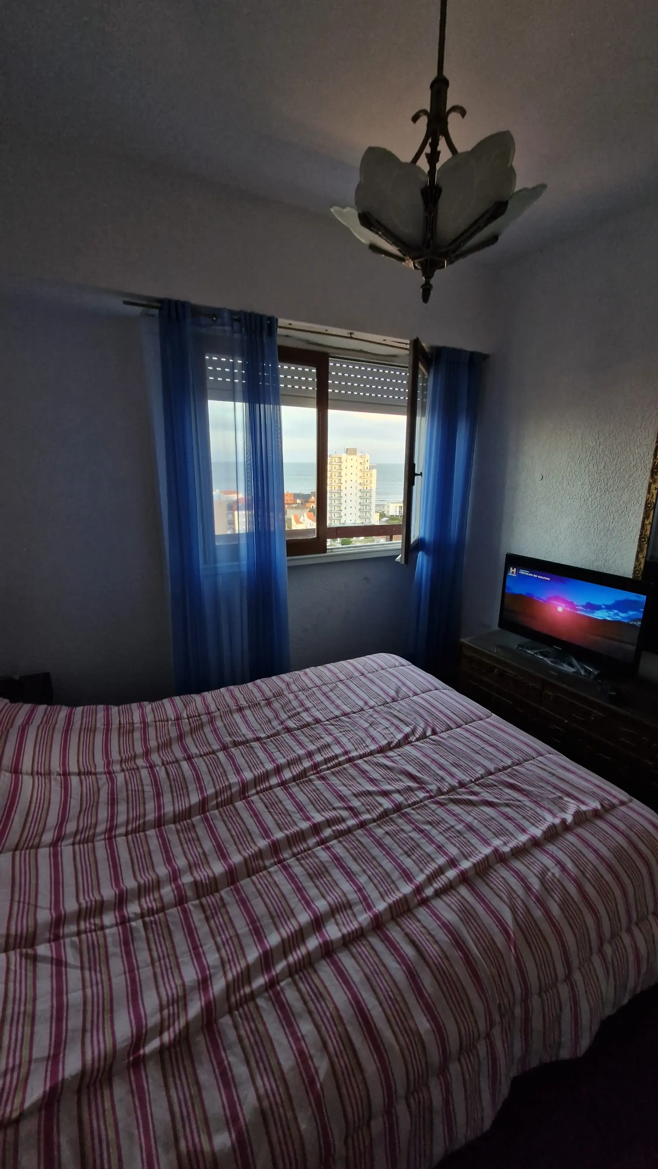 Habitación con cama matrimonial