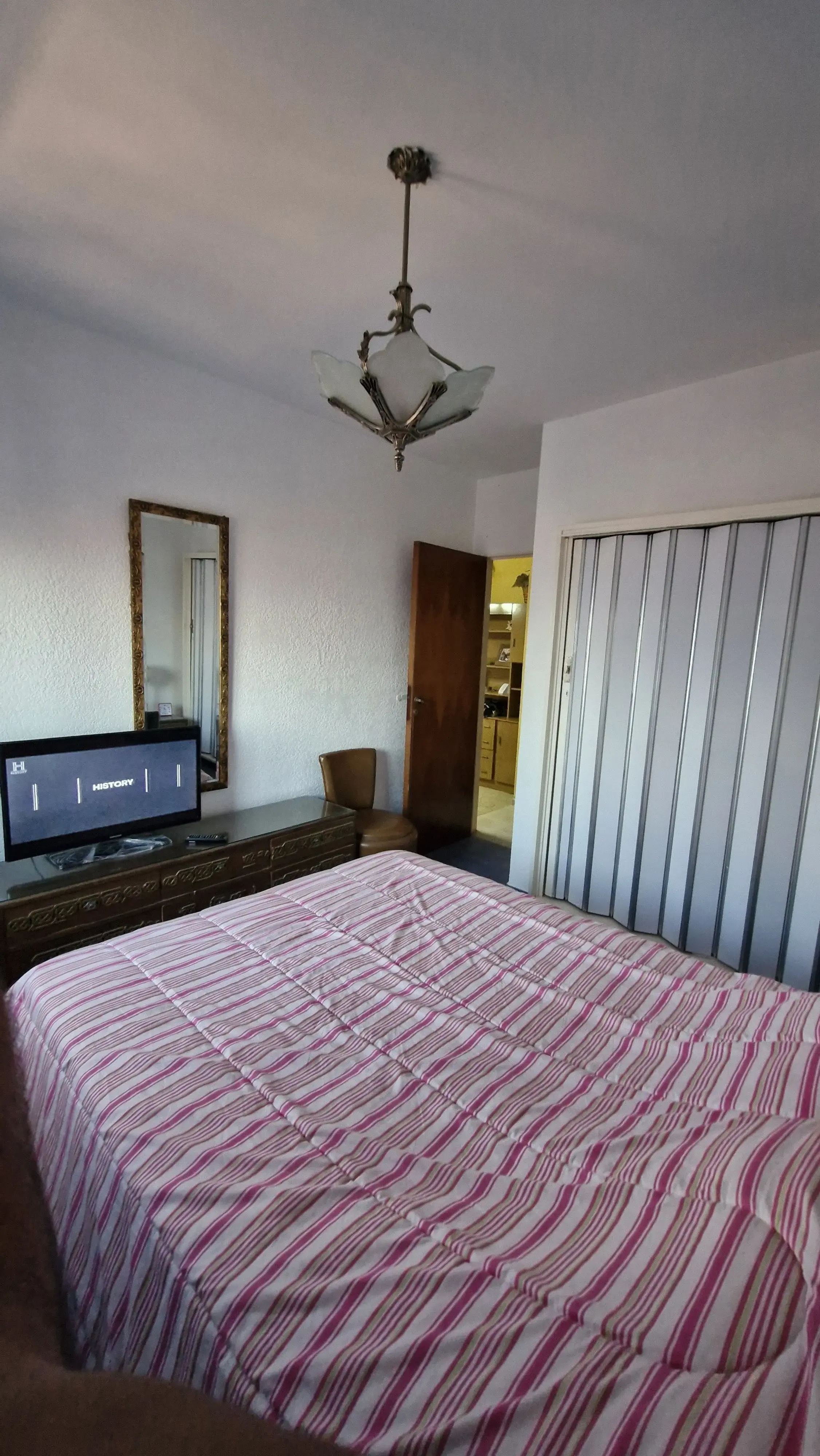 Habitación con cama matrimonial