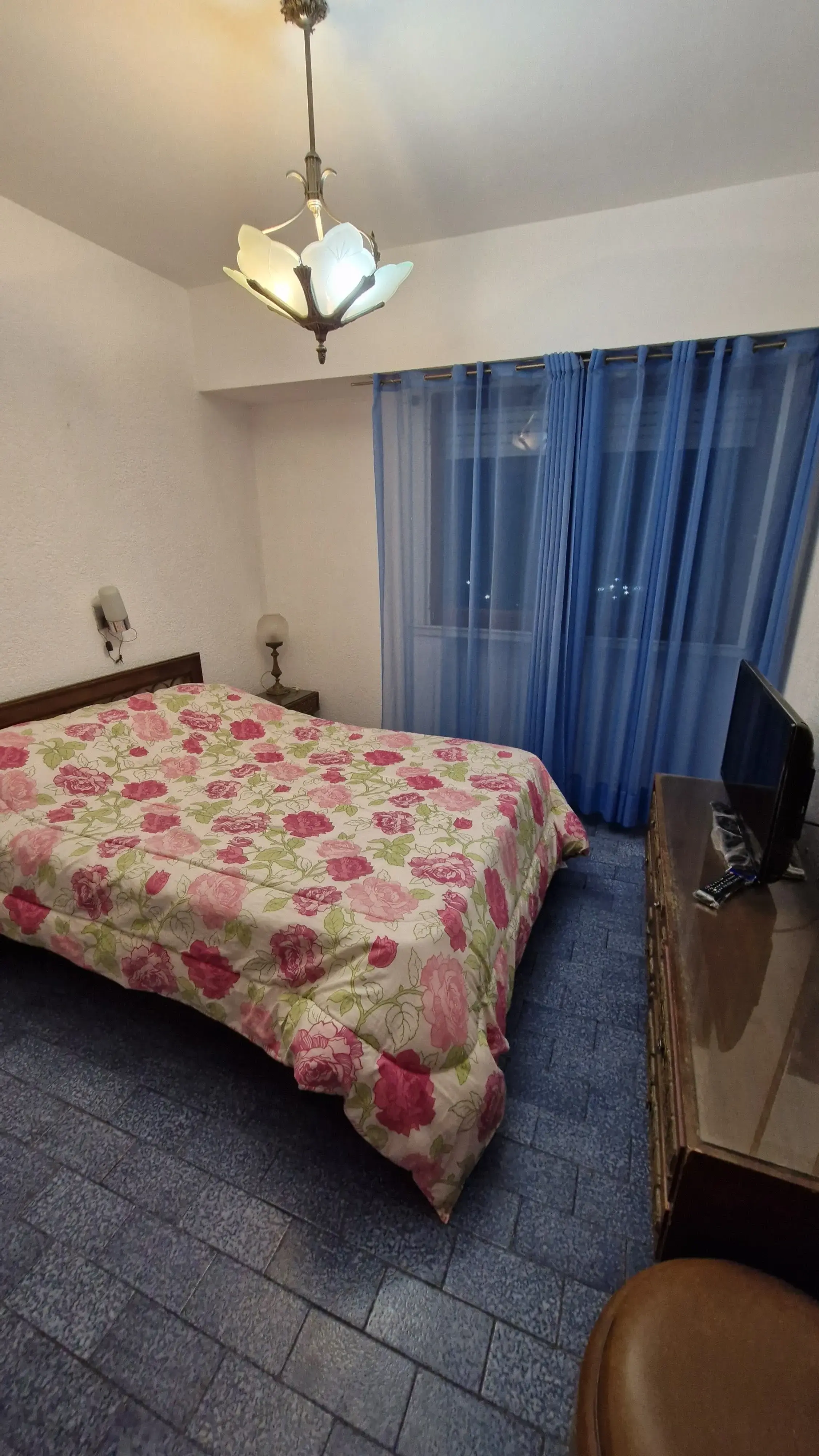 Habitación con cama matrimonial